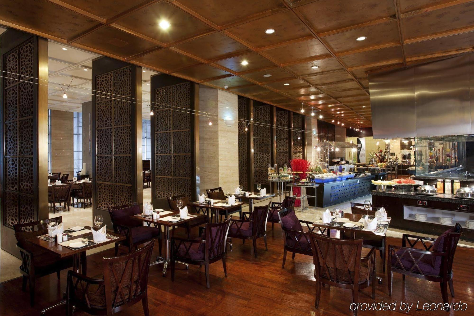 Holiday Inn Central Plaza 北京 レストラン 写真