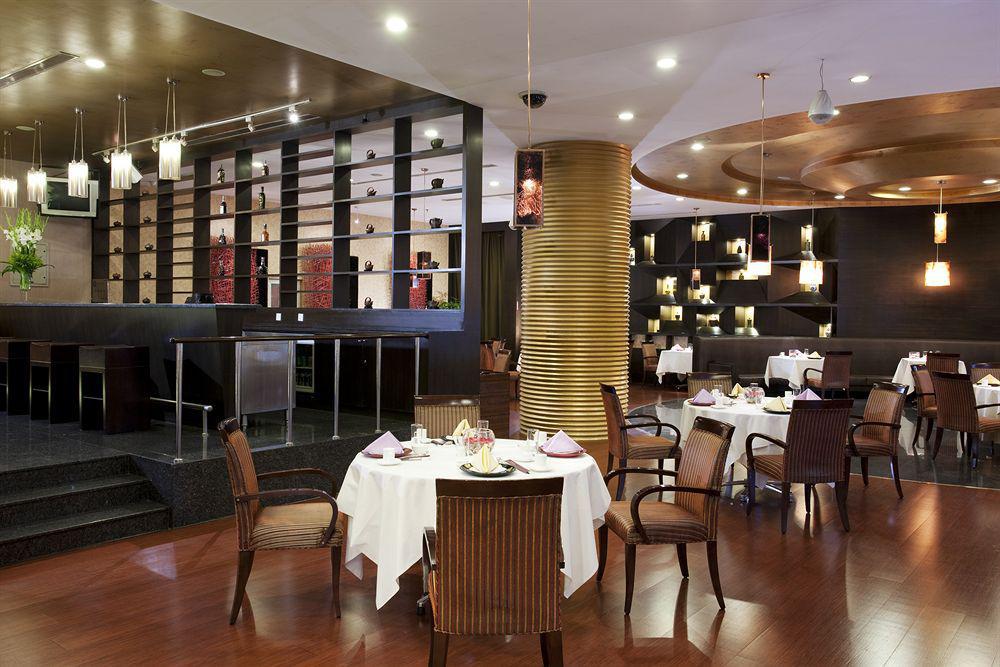 Holiday Inn Central Plaza 北京 レストラン 写真